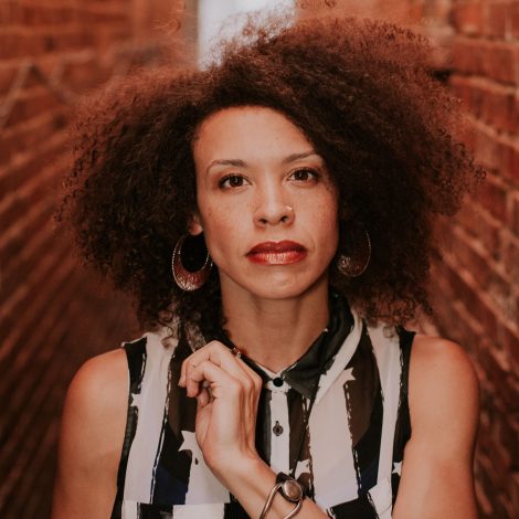 teaching artist bianca mikahn headshot